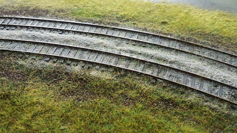 Voies ballastée et verdure