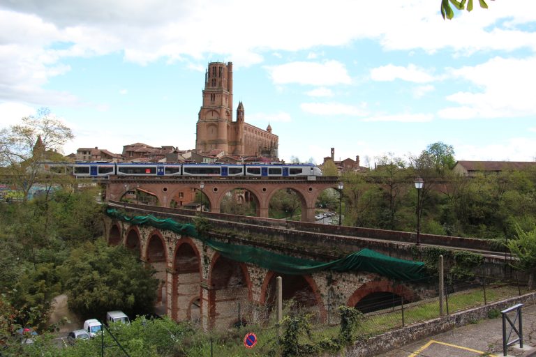 Viaduc ferroviaire d'Albi et rame Régiolis
