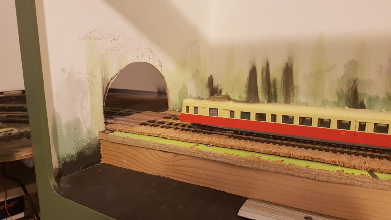 Autorail sur le futur relief